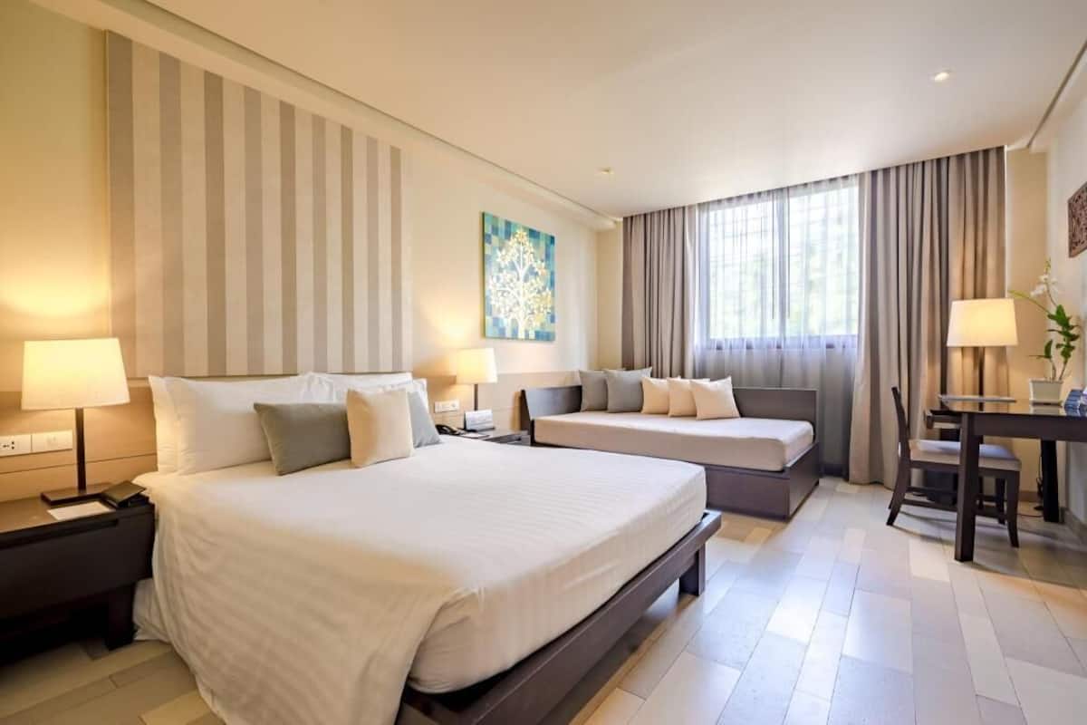 Minibar, Zimmersafe, Schreibtisch, Verdunkelungsvorhänge