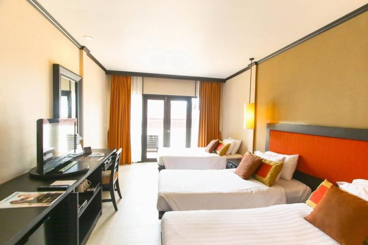 Minibar, Zimmersafe, Schreibtisch, Verdunkelungsvorhänge