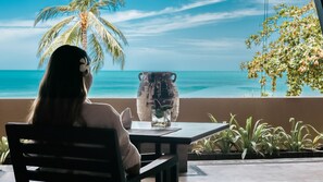 2 bars/lounges, lobby lounge