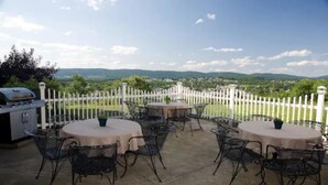 Terrace/patio - Host Inn All Suites (Wilkes-Barre)