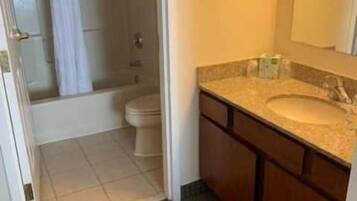 Suite, 2 letti matrimoniali | Bagno | Doccia, asciugacapelli, asciugamani