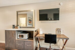 Desk, iron/ironing board, free WiFi, bed sheets - Hotel 414 Anaheim (Anaheim)