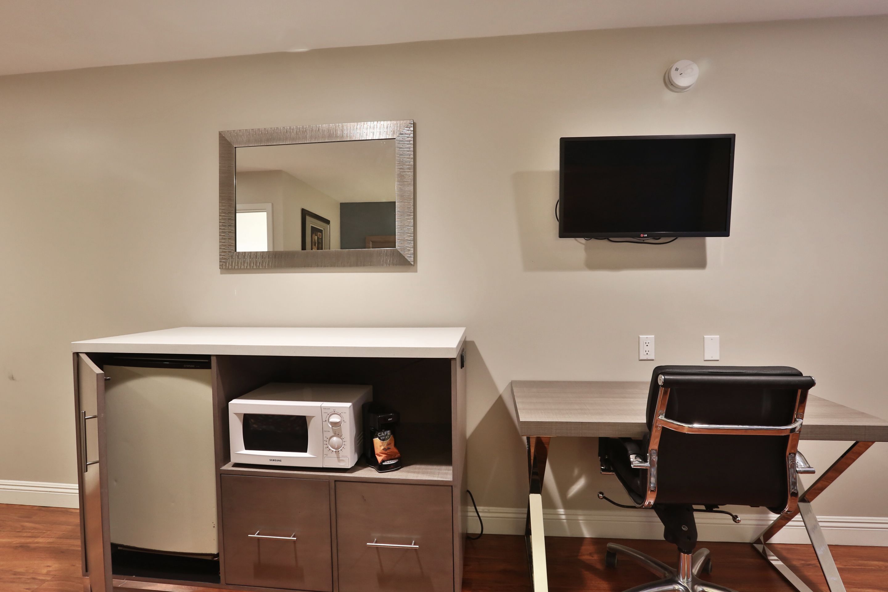 room, 2 queen beds, non smoking | mini fridge