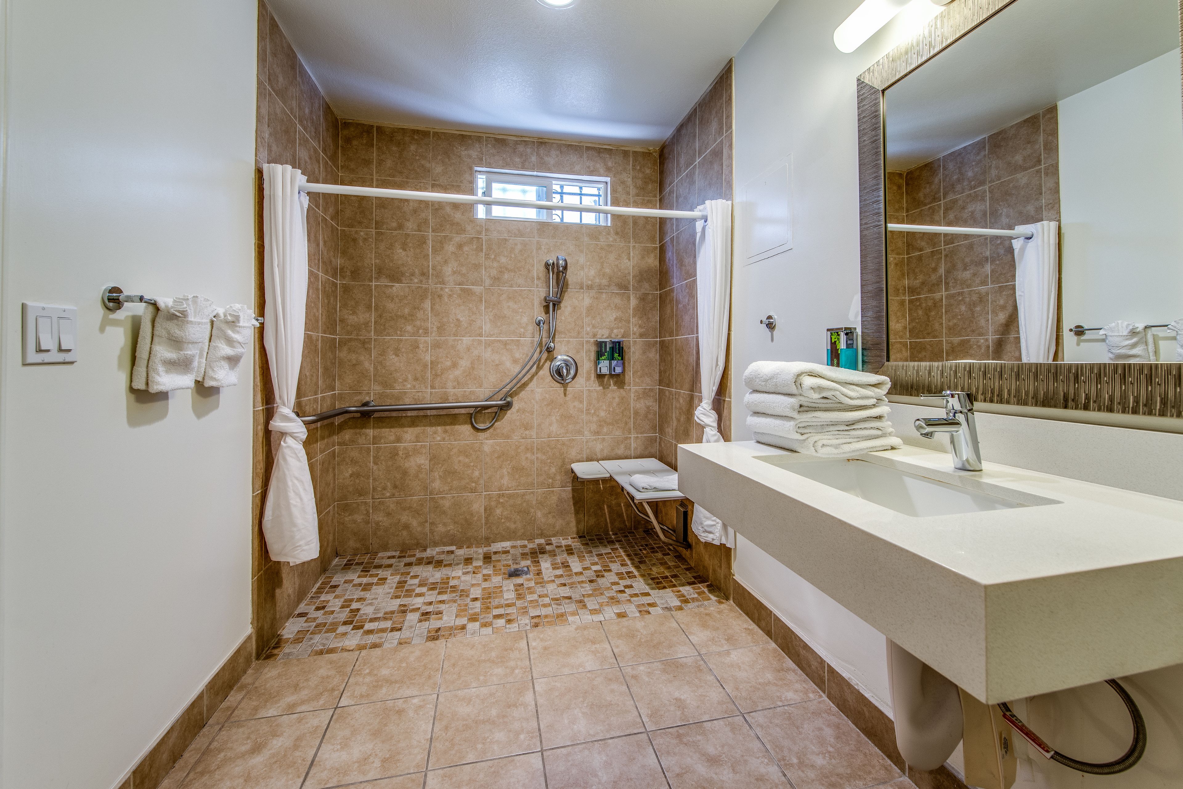 room, 1 queen bed, non smoking | bathroom | shower, hair dryer, towels