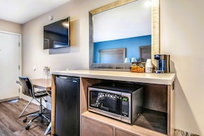 Bureau, fer et planche à repasser, Wi-Fi gratuit, draps fournis