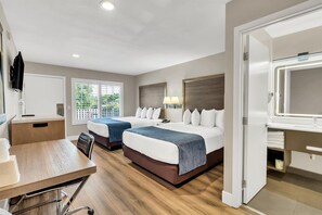 Habitación, 2 camas Queen size, para no fumadores | Escritorio, tabla de planchar con plancha, wifi gratis y ropa de cama 