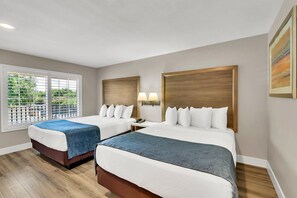 Habitación, 2 camas de matrimonio, no fumadores | Escritorio, tabla de planchar con plancha, wifi gratis y ropa de cama