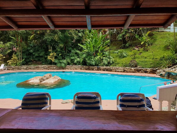 2 من حمّامات السباحة الخارجية، مظلات على حمّام السباحة، مقاعد للتشمس