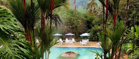 2 Außenpools, Sonnenschirme, Liegestühle