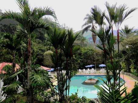 2 piscinas al aire libre, sombrillas, sillones reclinables de piscina