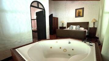 Villa, 2 habitaciones | Baño | Regadera tipo lluvia, amenidades de baño gratuitas, toallas, jabón