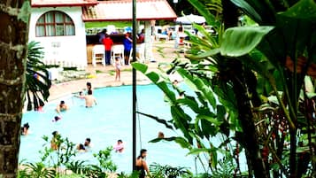 2 albercas al aire libre, sombrillas en la alberca y camastros