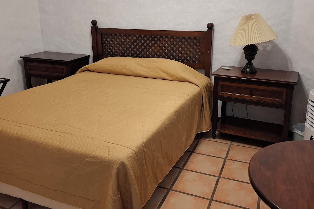 Economy Double Room | Down comforters, alarm clocks