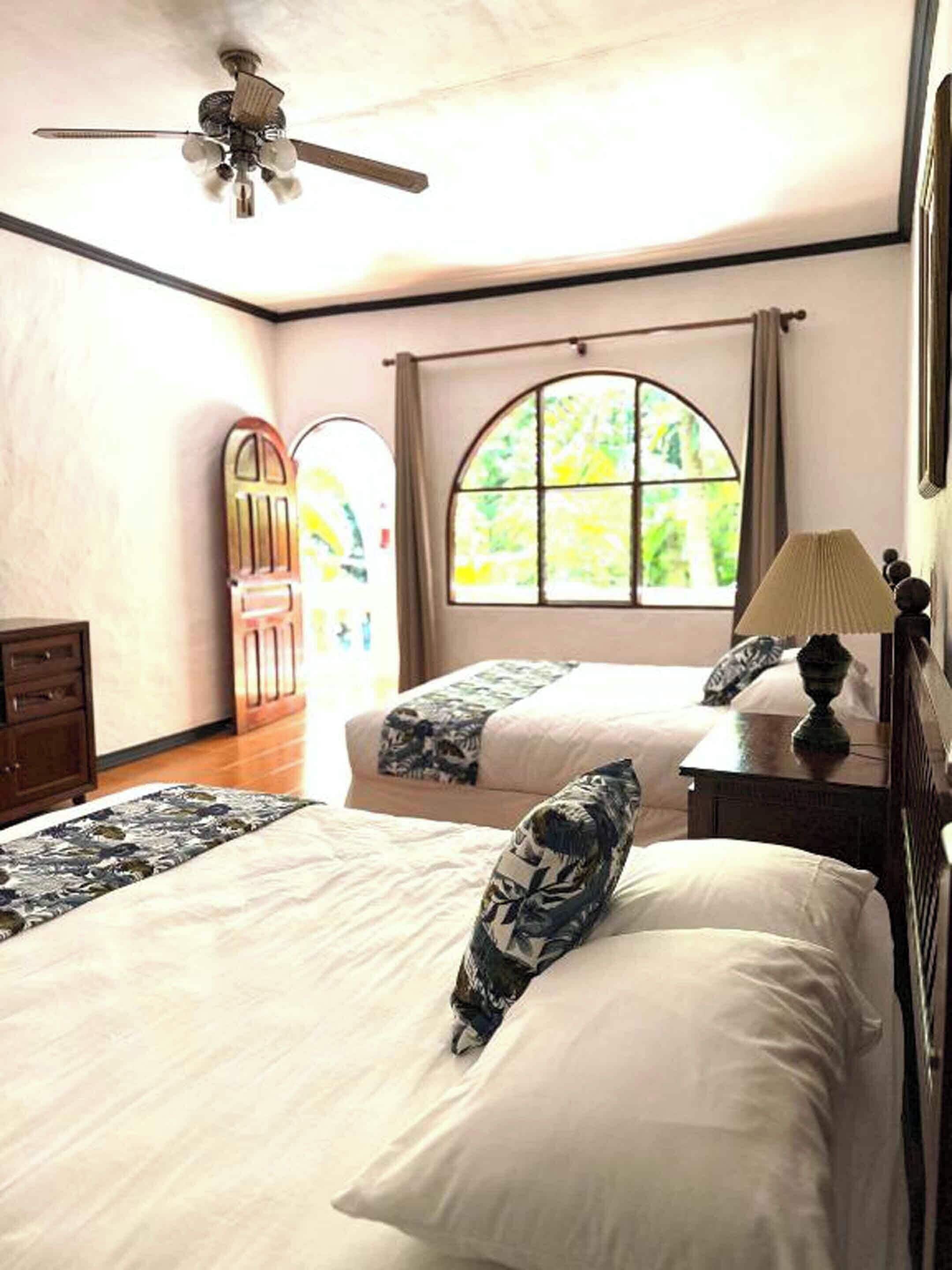 Ropa de cama de alta calidad, cubrecamas y despertador 