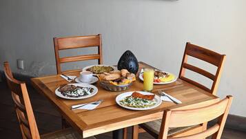 Se sirven desayunos, comidas y cenas