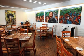 Se sirven desayunos, almuerzos y cenas; cocina regional