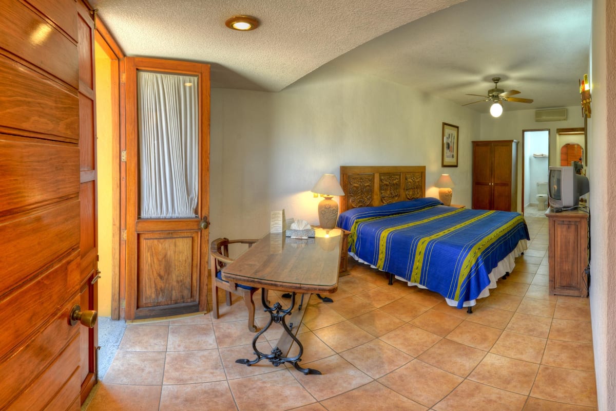Premium bedding, in-room safe, iron/ironing board (on request)