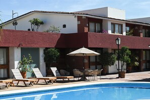Outdoor pool, pool loungers