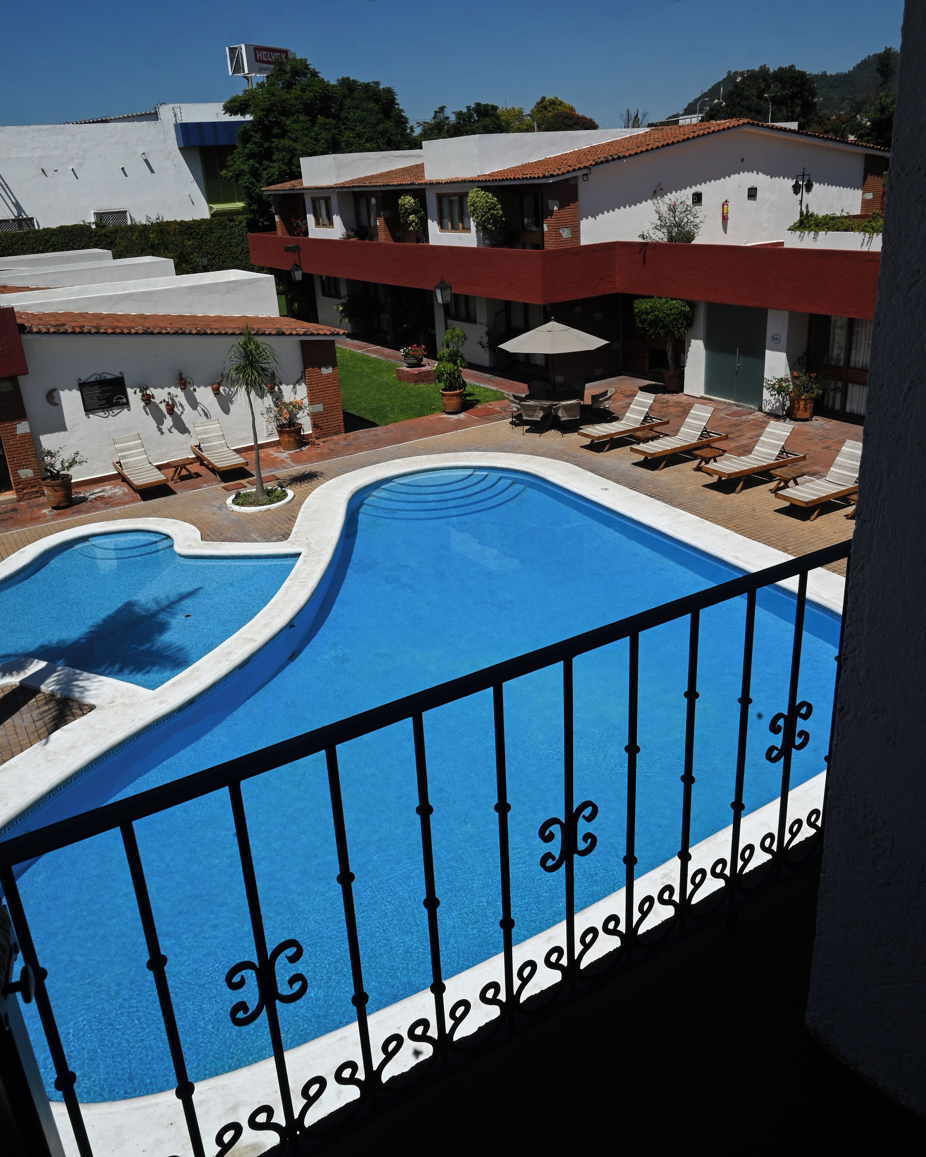 Alberca al aire libre y camastros 