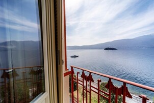 Camera Deluxe Matrimoniale/Doppia con Letti Singoli Vista Lago | 阳台