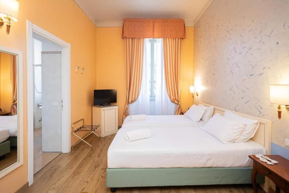 Camera Superior Matrimoniale/Doppia con Letti Singoli Vista Lago Laterale | Minibar, két bảo mật tại phòng, bàn
