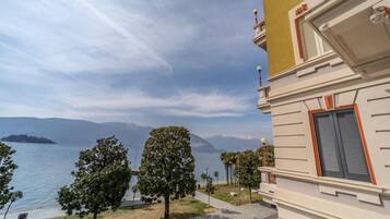 Ein Hotel mit Seeblick und Bergblick.