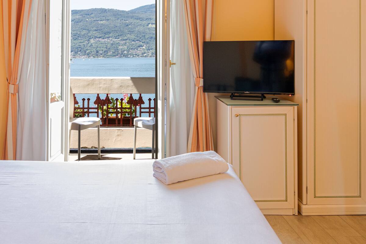 junior suite vista lago con balcone | 1 bedroom, minibar, in-room safe, desk