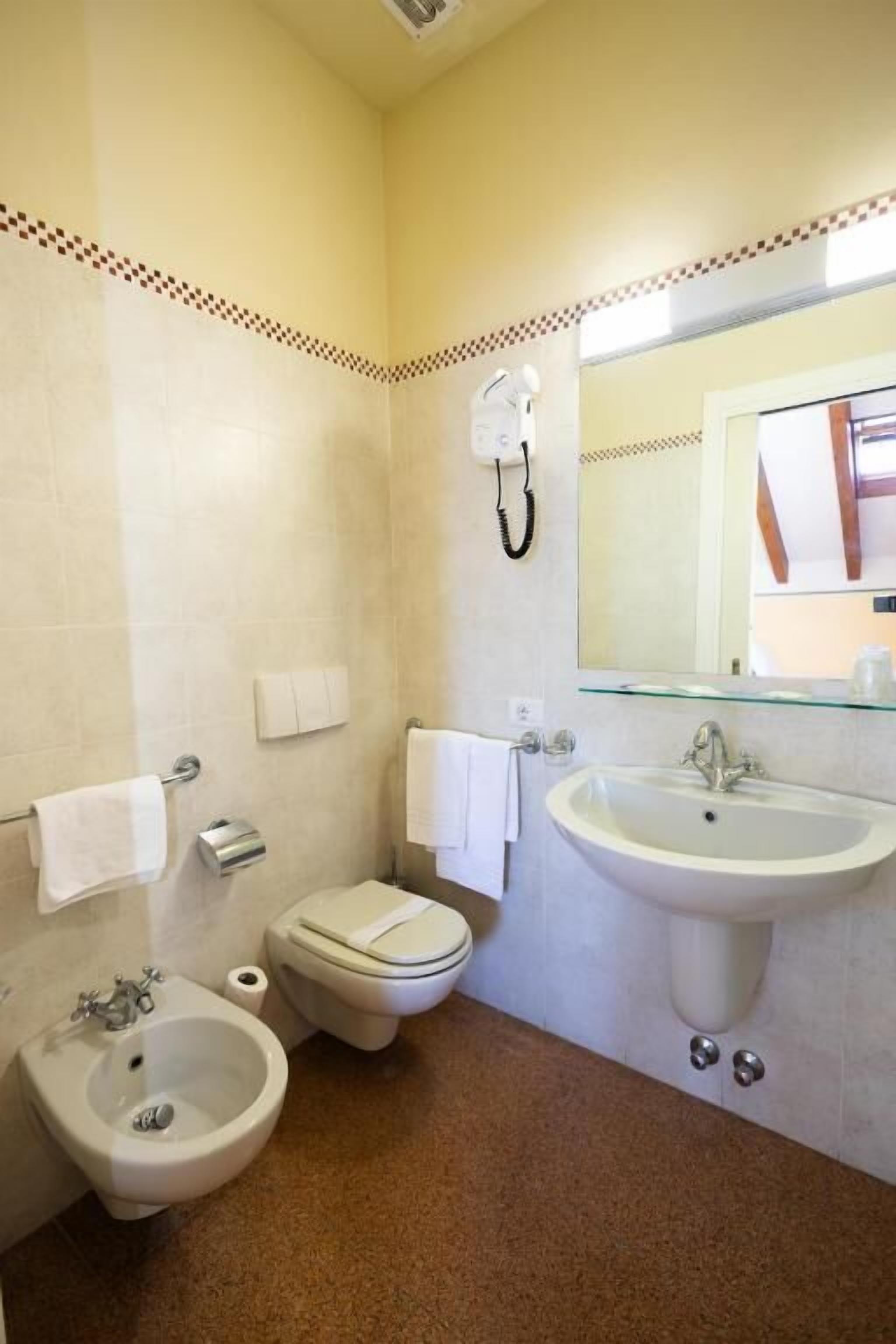 camera mansarda tripla con vista lago | bathroom | combined shower/bathtub, free toiletries, hair dryer, slippers
