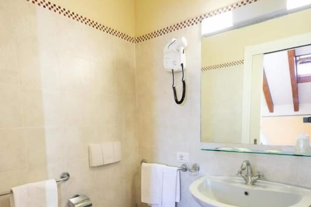 camera mansarda tripla con vista lago | bathroom | combined shower/bathtub, free toiletries, hair dryer, slippers