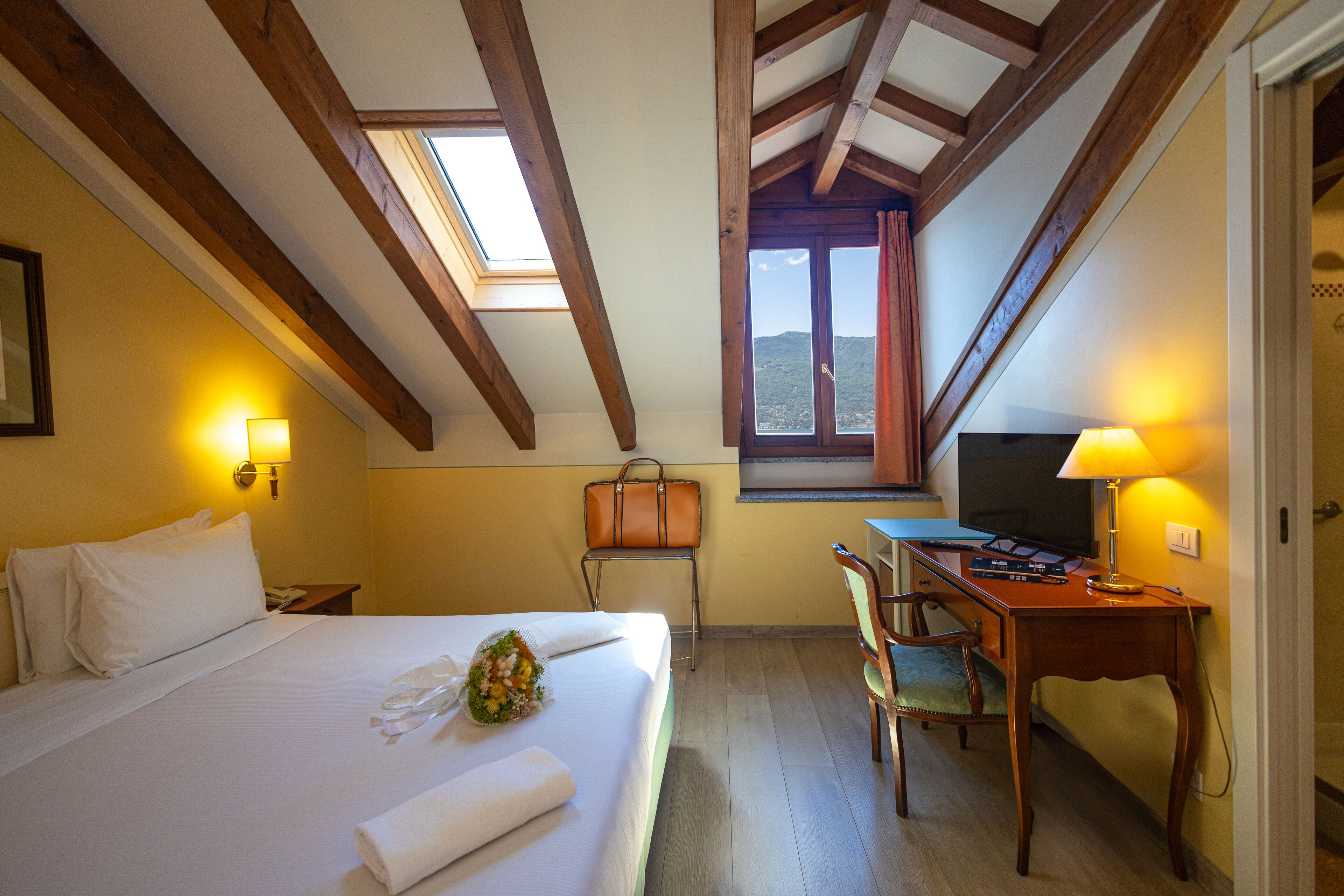 Camera Mansarda Matrimoniale/Doppia con Letti Singoli con Vista Lago