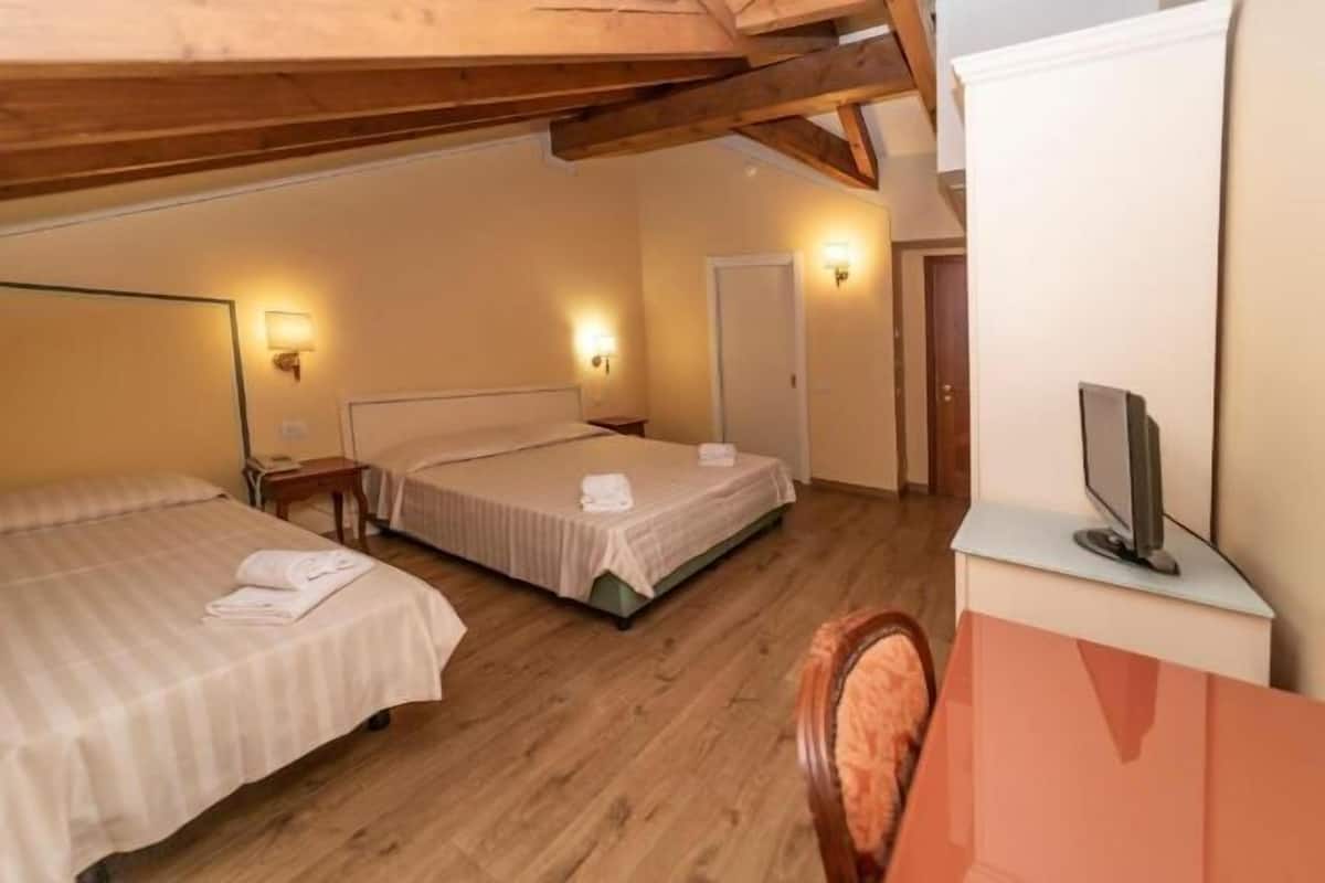 Frigobar, cofres nos quartos, escrivaninha, berços (sobretaxa)