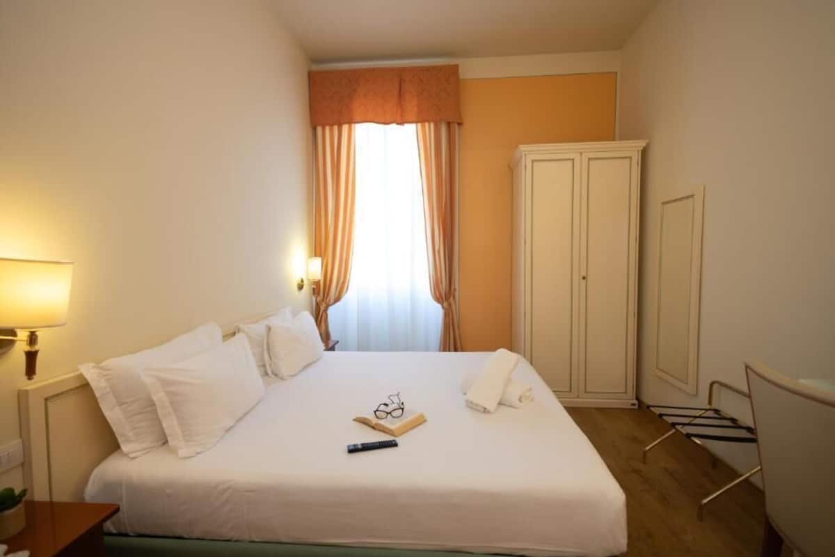 Camera Superior Matrimoniale/Doppia con Letti Singoli Vista Lago Laterale con Balcone | Minibar, két bảo mật tại phòng, bàn