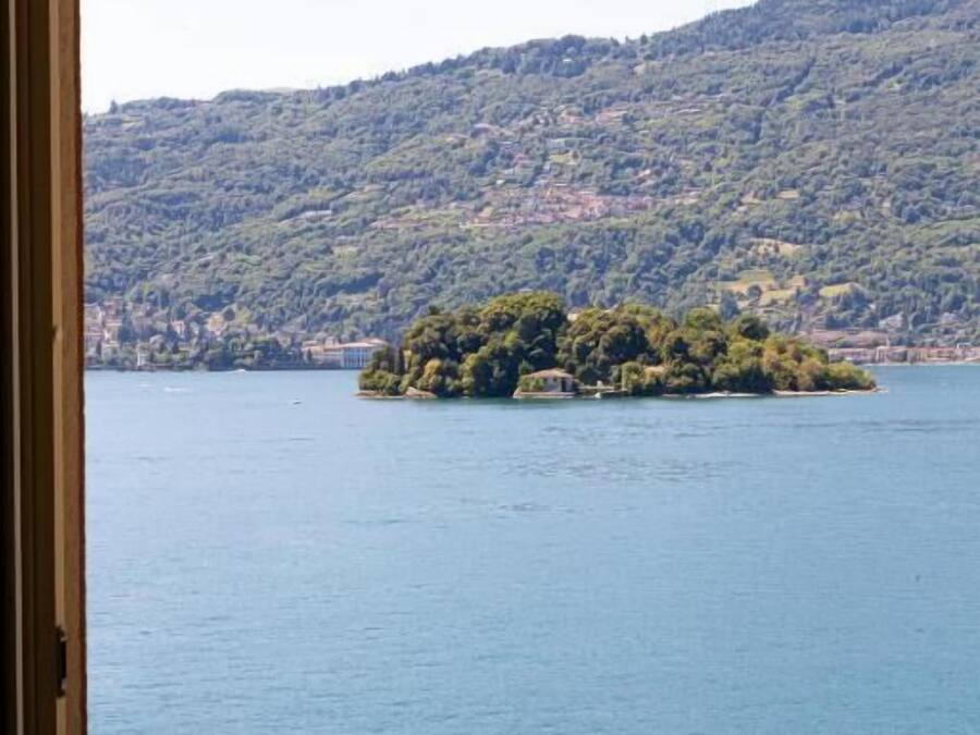 Junior Suite Vista Lago con Balcone | Minibar, in-room safe, desk, cribs/infant beds