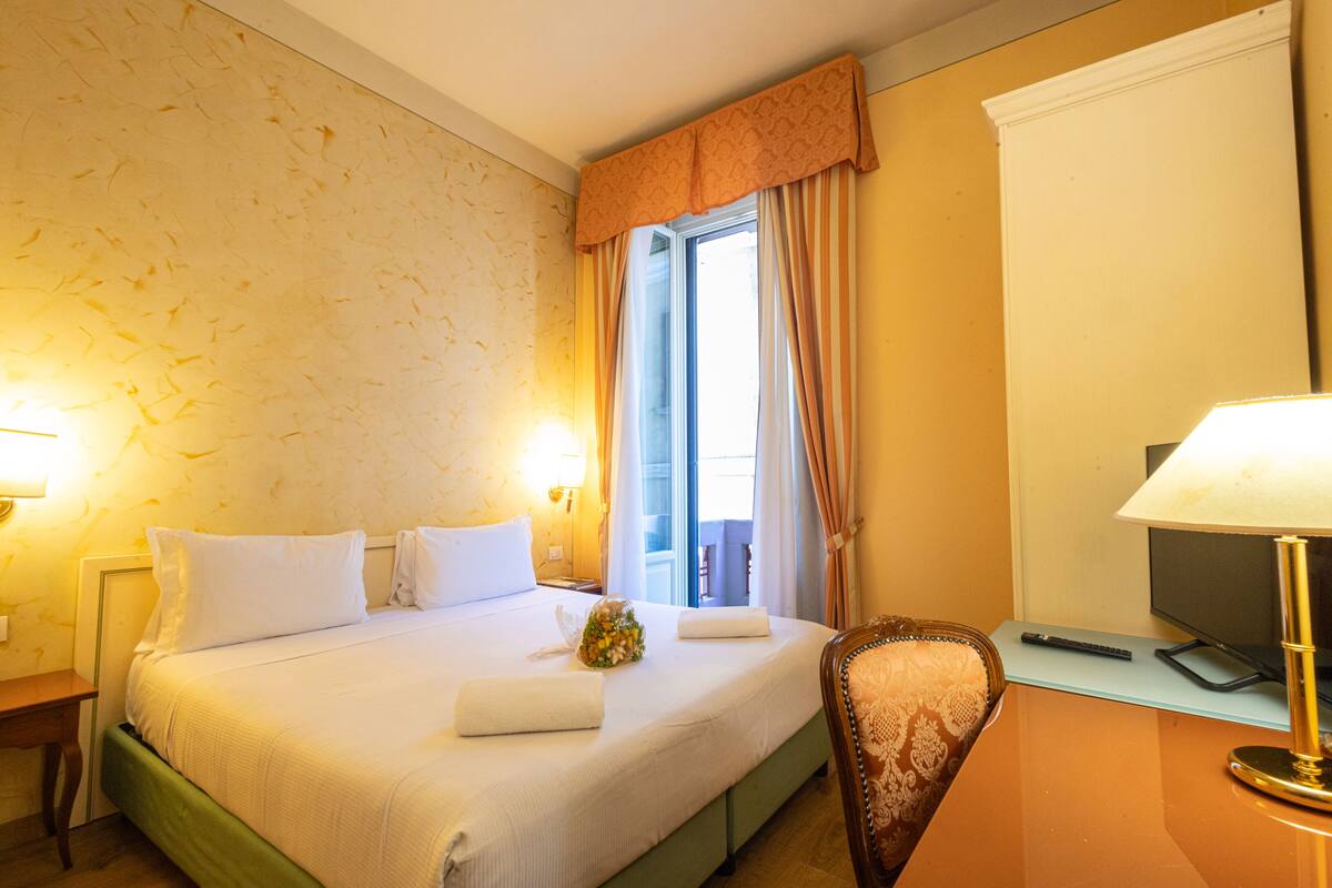 Camera Superior Matrimoniale/Doppia con Letti Singoli Vista Lago Laterale con Balcone | Minibar, in-room safe, desk, cribs (surcharge)