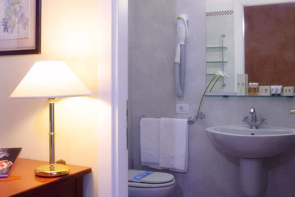 Minibar, két bảo mật tại phòng, bàn