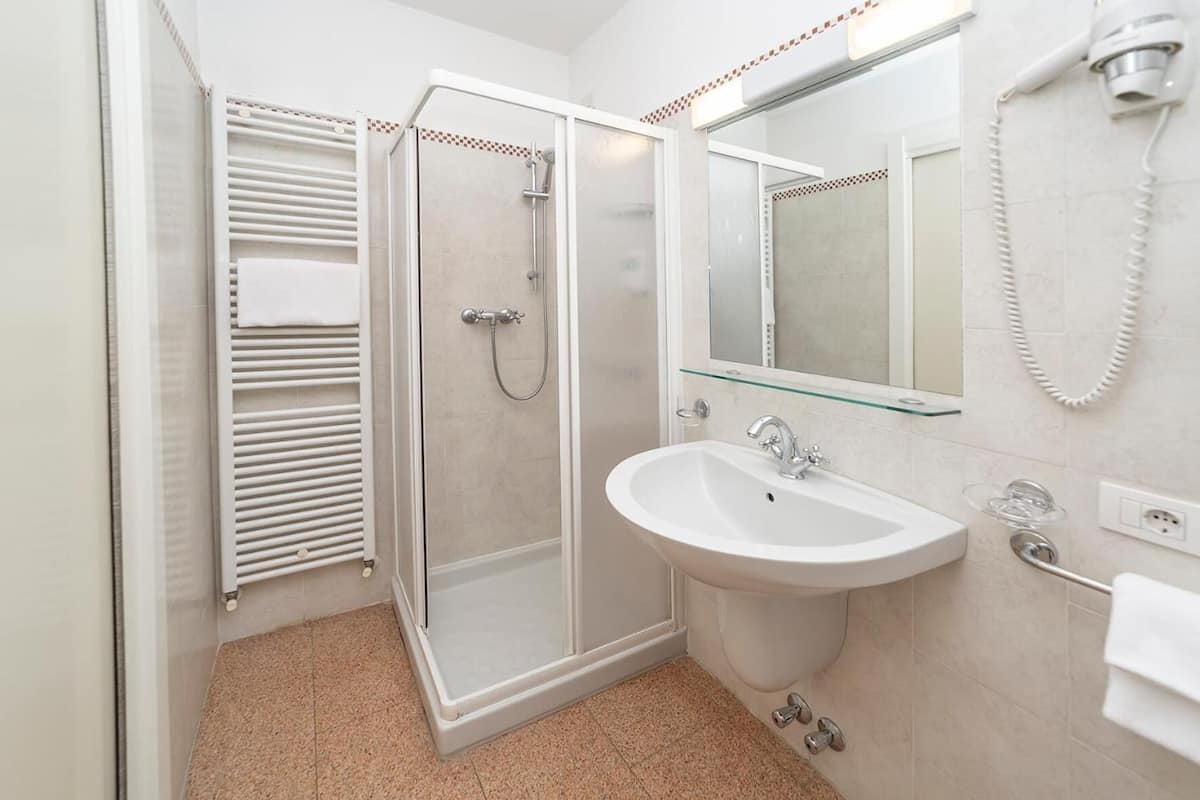 combined shower/bathtub, free toiletries, hair dryer, slippers