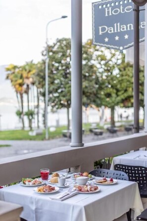 Daily buffet breakfast for a fee