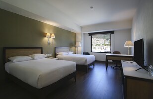 Ropa de cama de alta calidad y caja de seguridad en la habitación 