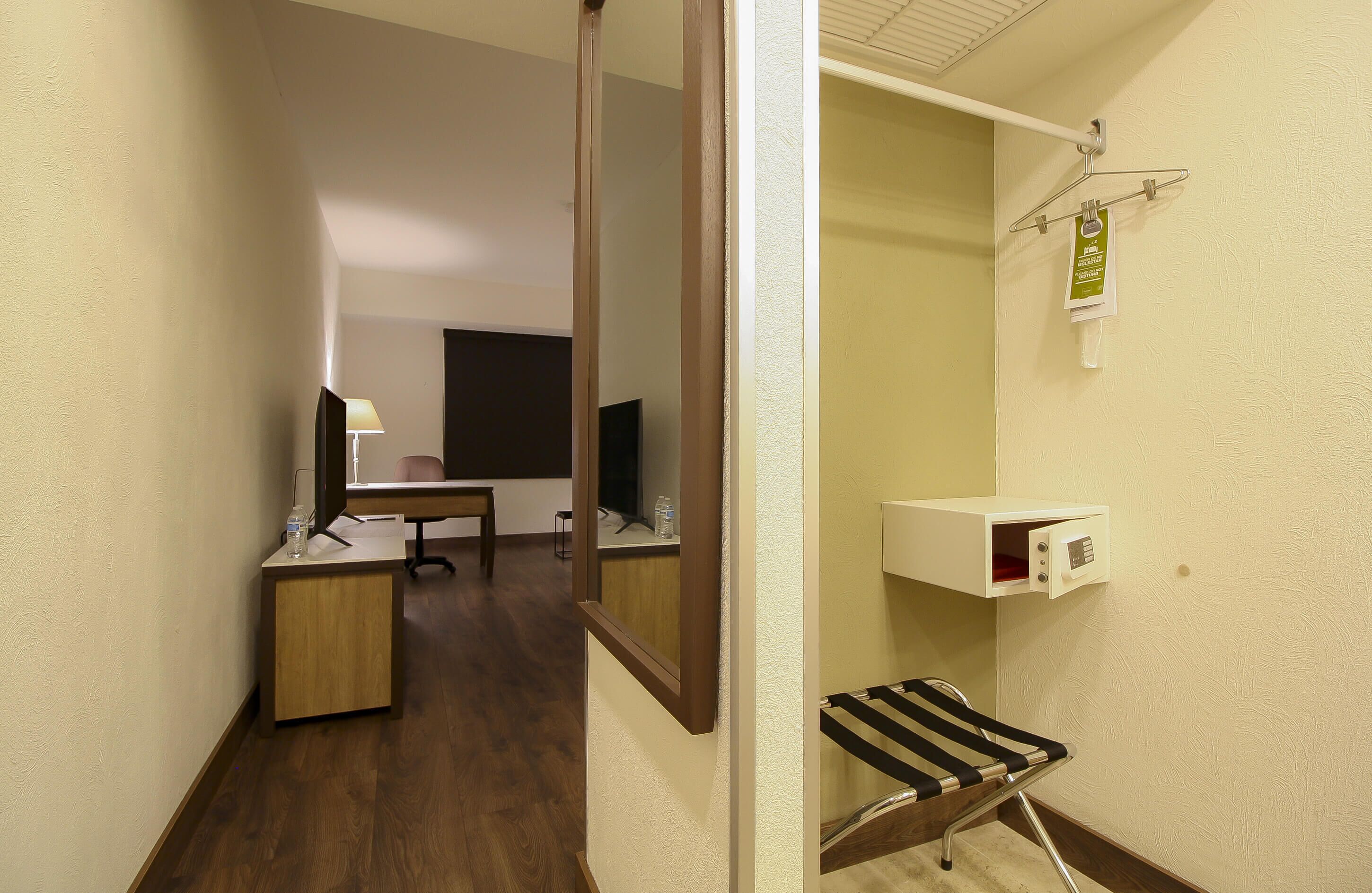 standard room 1 king size bed | 1 bedroom, premium bedding, in-room safe, desk