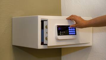 Un dispositivo electrónico fijado a la pared, con teclado y pantalla.