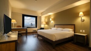 A hotel room with a bed, desk, chair, and a television. - Turotel Morelia (Morelia)