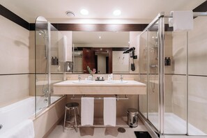 Premium Room | Bathroom | Combined shower/tub, rainfall showerhead, free toiletries, hair dryer