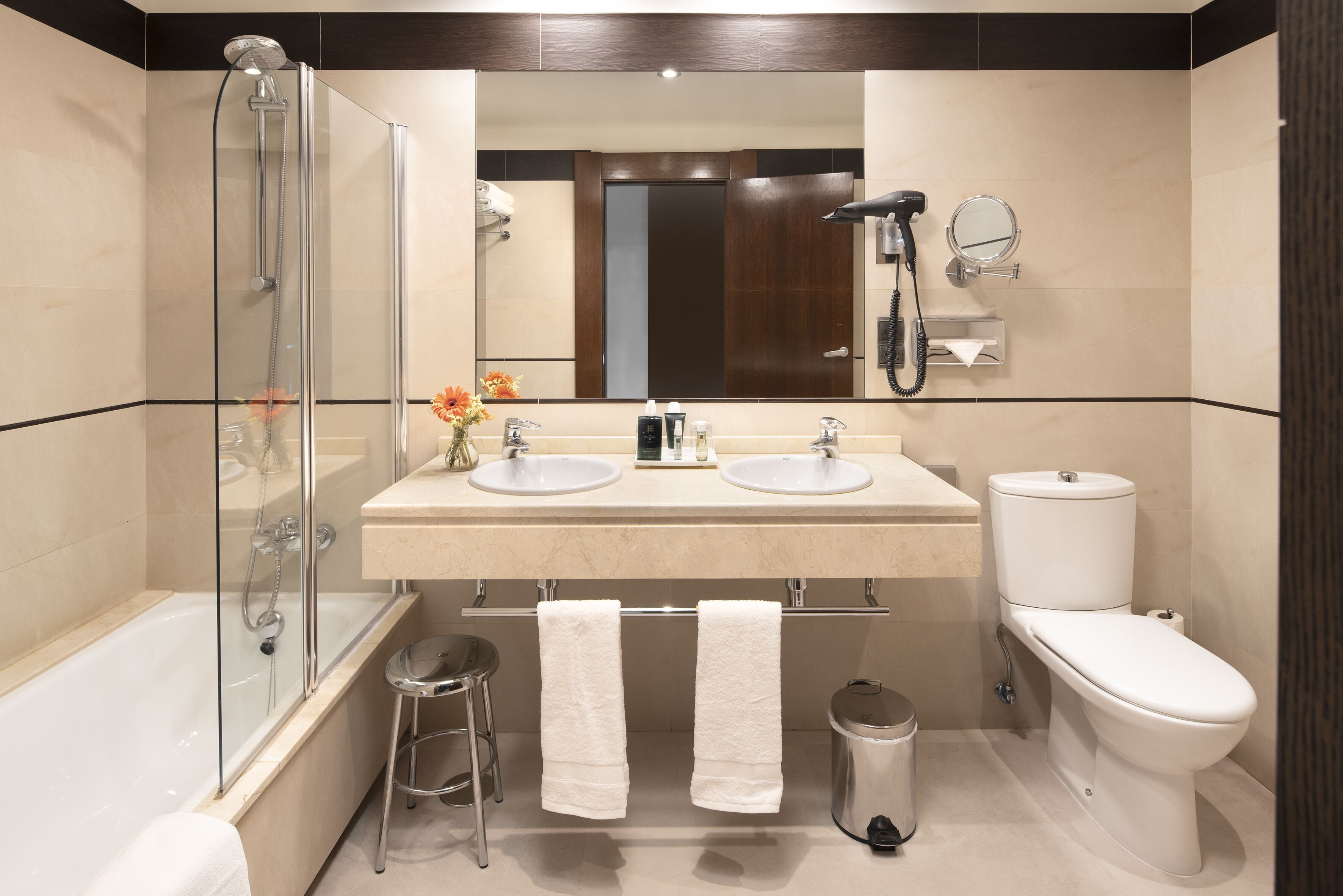 combined shower/bathtub, rainfall showerhead, free toiletries