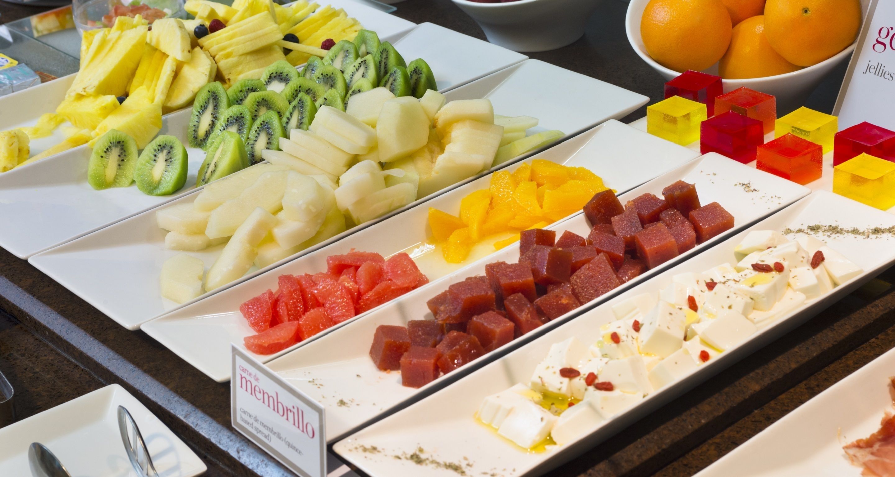Een buffet met diverse soorten fruit en kazen.