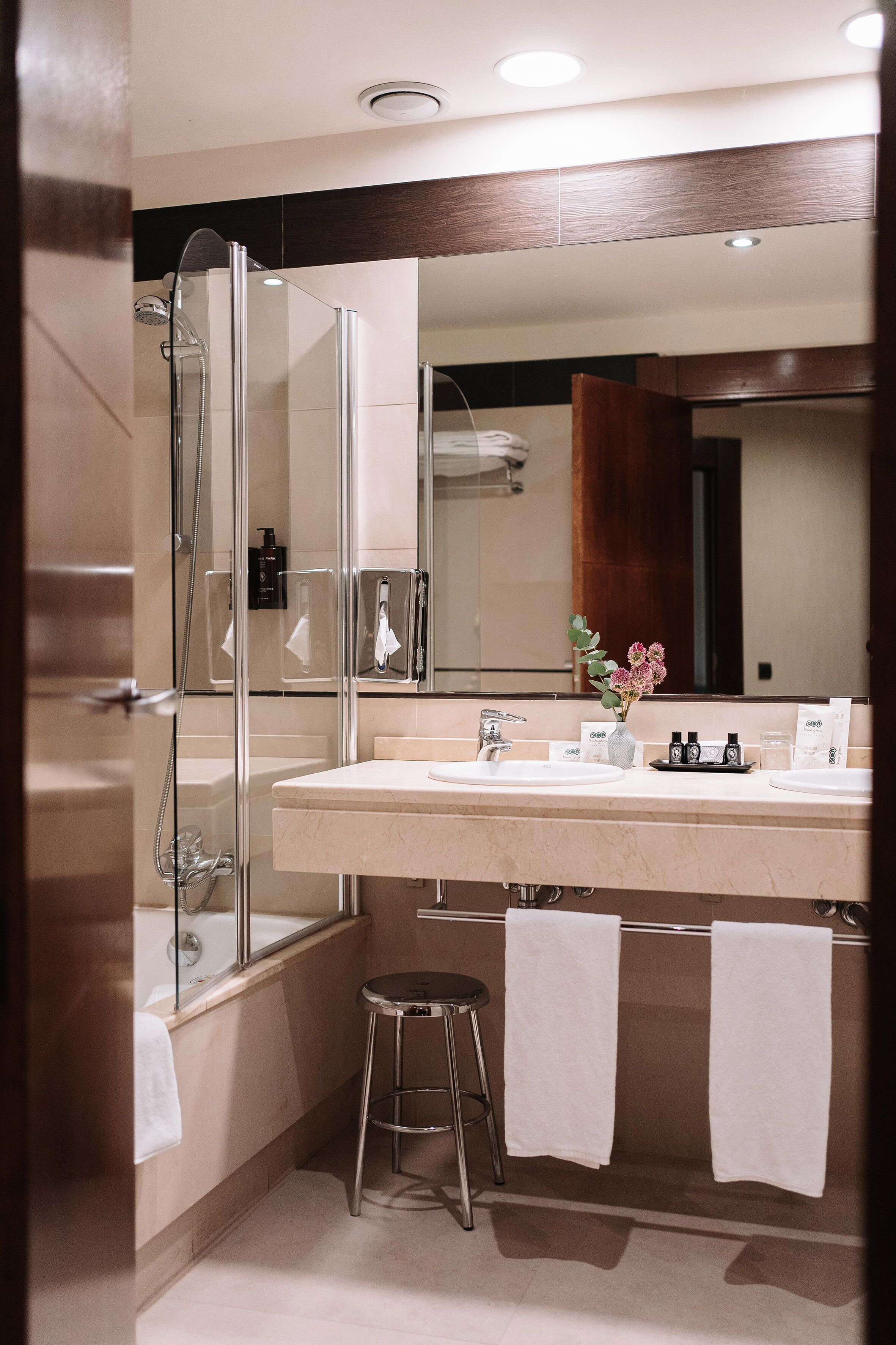 combined shower/bathtub, rainfall showerhead, free toiletries