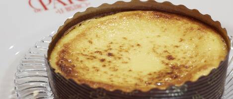Un dessert servi dans un plat en verre.