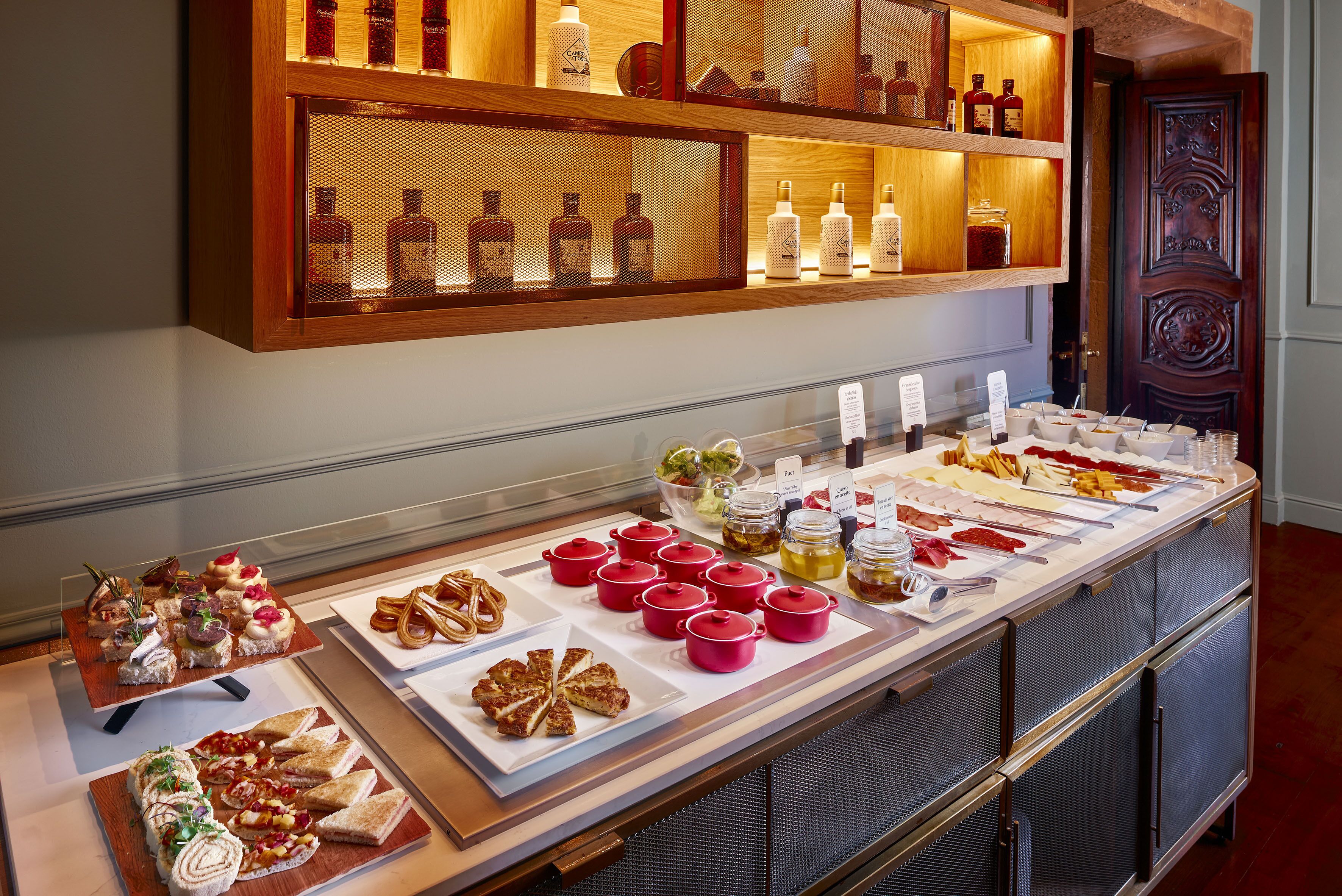 Een buffet met verschillende gerechten en toevoegingen.