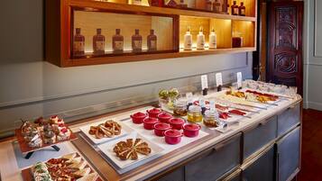 Een buffet met verschillende gerechten en toevoegingen.