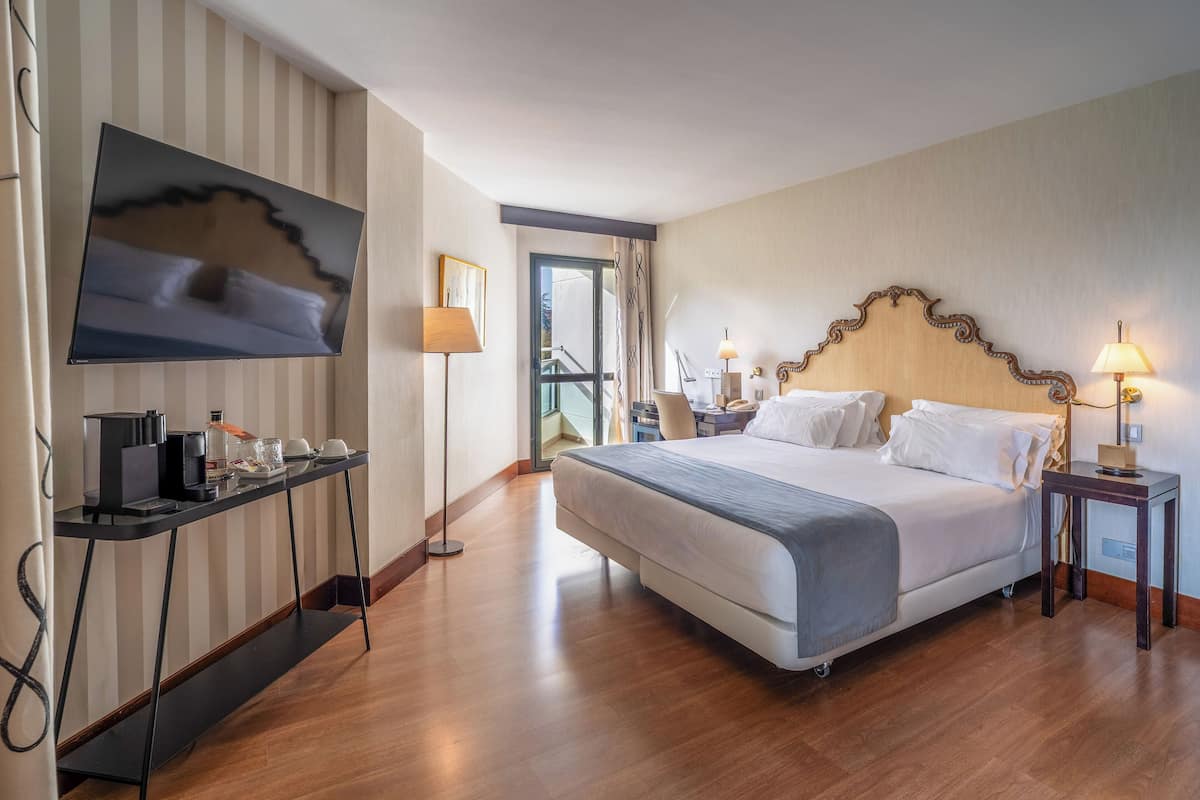 Premium Room | Minibar, in-room safe, desk, blackout drapes