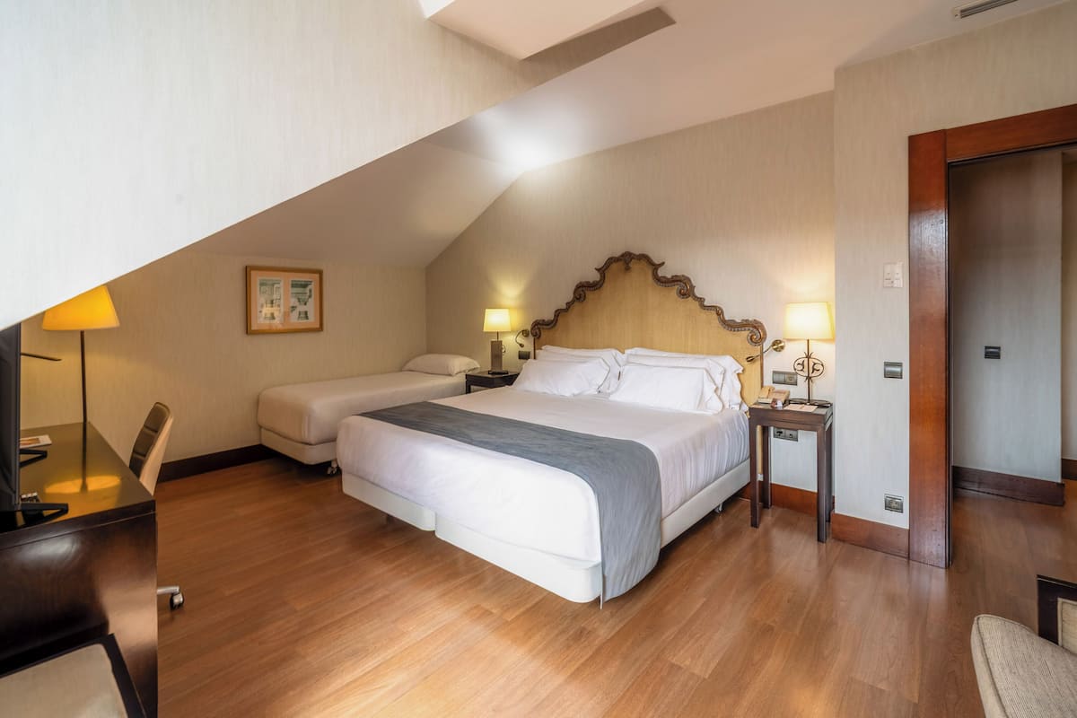 Family Room | Minibar, in-room safe, desk, blackout drapes